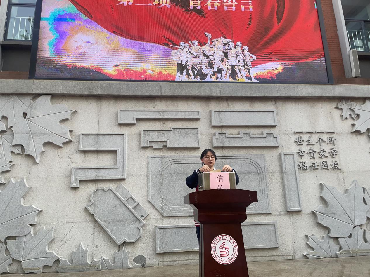 全校师生齐聚校园