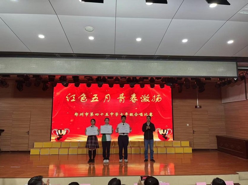 在歌颂雷锋精神的同时传递奉献与友爱的