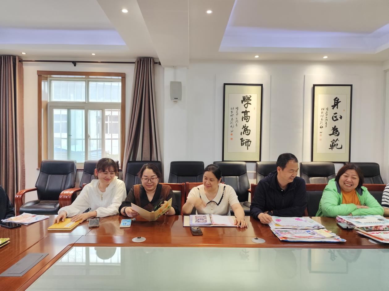 全体师生肃立行礼